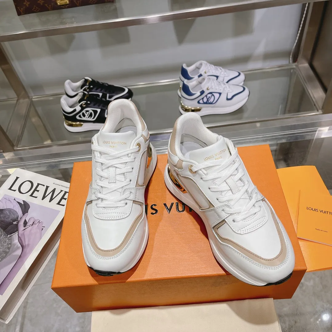 [L Family] P: 760💰Size 35-42 for women, 39-46 for men, (41.42 for women, 45.46 for men, customized) .LV Donkey Brand 🔥🔥LOUIS VUITTON Louis Vuitton's official website synchronizes the 2025 autumn and winter couple's models, which are now on the market, this Neo Run Away sneakers are inspired by running shoes, integrating LV's iconic must-have shoes into the trend. This version is a 1:1 replica of the original version. It is made of two-tone calfskin to highlight its simple lines and unique wedge outsole. Key details include the LV initials on the side and an engraved gold heel stabilizer on the back plus a 2cm hidden insole.